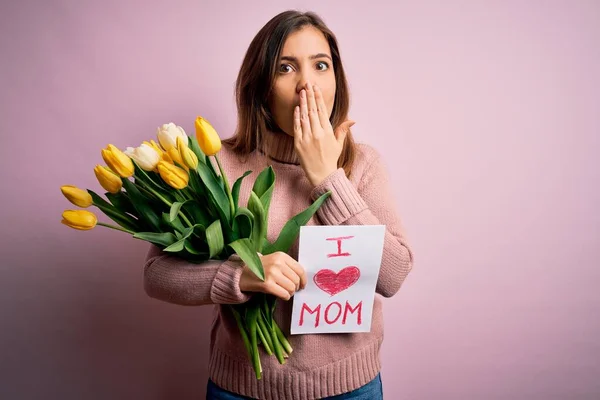 Mooie Vrouw Met Papier Met Liefde Moeder Boodschap Tulpen Vieren — Stockfoto