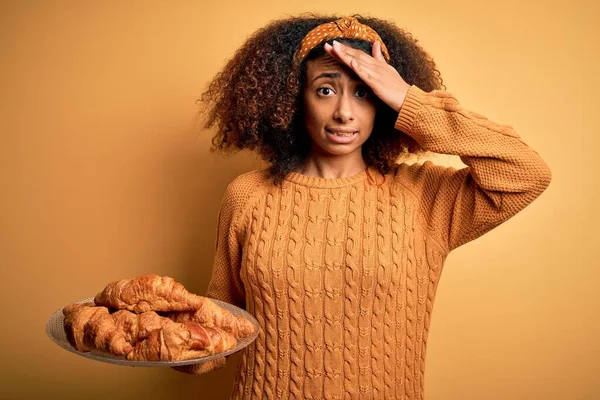 Fiatal Afro Amerikai Afro Haj Tartja Croissant Sárga Háttér Hangsúlyozta — Stock Fotó