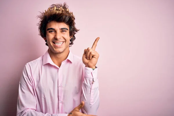 Ung Stilig Man Bär Kung Krona Stående Över Isolerad Rosa — Stockfoto