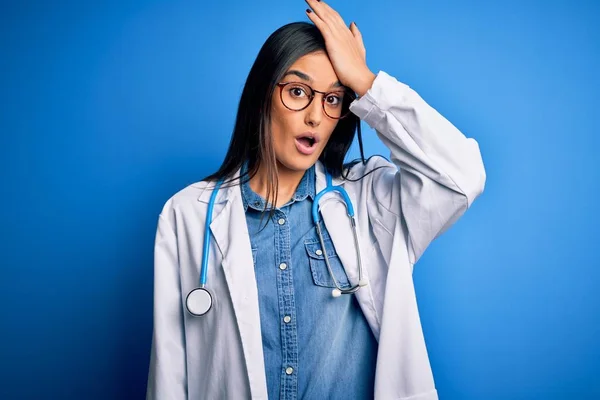 Mladá Krásná Doktorka Nosí Stetoskop Brýle Přes Modré Pozadí Překvapen — Stock fotografie