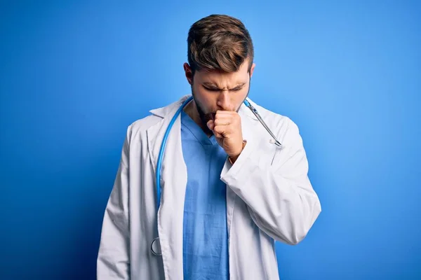 Young Blond Doctor Man Beard Blue Eyes Wearing White Coat — Stok fotoğraf