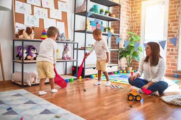 Hermosa Maestra Niños Pequeños Jugando Tenis Usando Raqueta Alrededor Montón —  Fotos de Stock