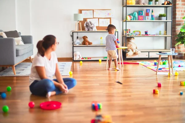 Bela Professora Criança Menino Jardim Infância Com Muitos Brinquedos — Fotografia de Stock