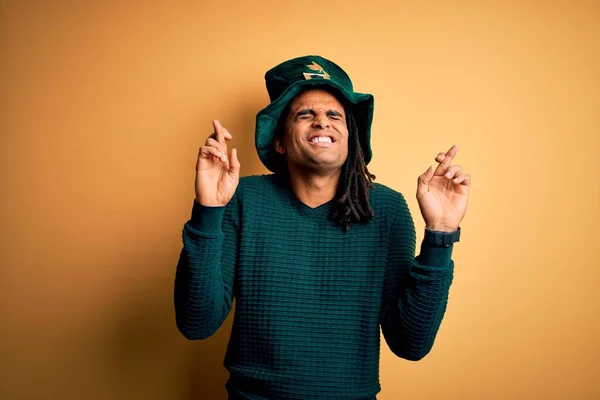 Jeune Homme Afro Américain Portant Chapeau Vert Avec Trèfle Célébrant — Photo