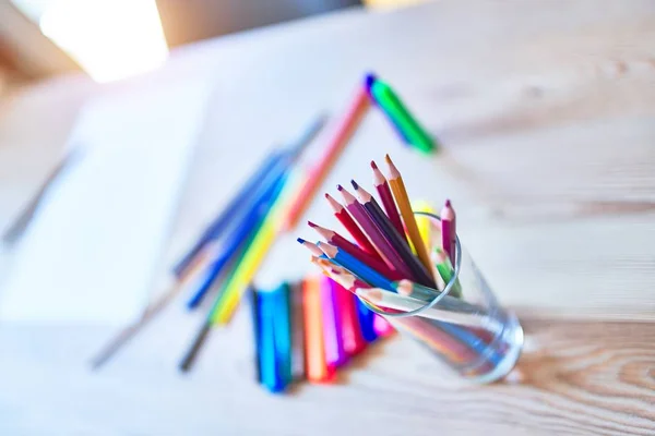 Scrivania Con Sacco Matite Colorate Penna Disegnare All Asilo — Foto Stock