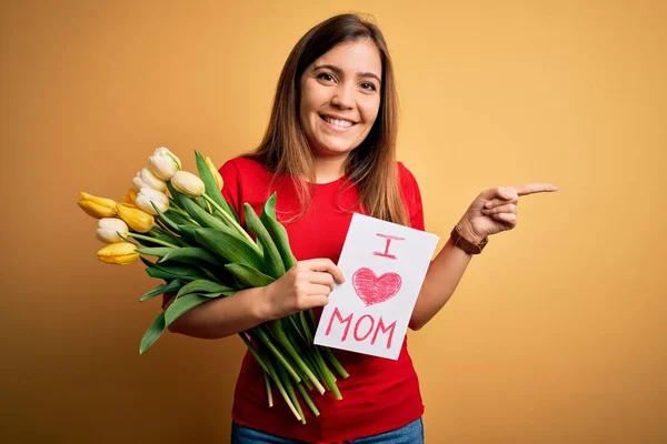 Mulher Bonita Segurando Papel Com Amor Mãe Mensagem Tulipas Celebrando — Fotografia de Stock