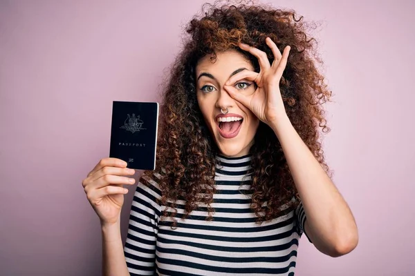 Hermosa Mujer Turista Con Pelo Rizado Piercing Sosteniendo Australia Pasaporte —  Fotos de Stock