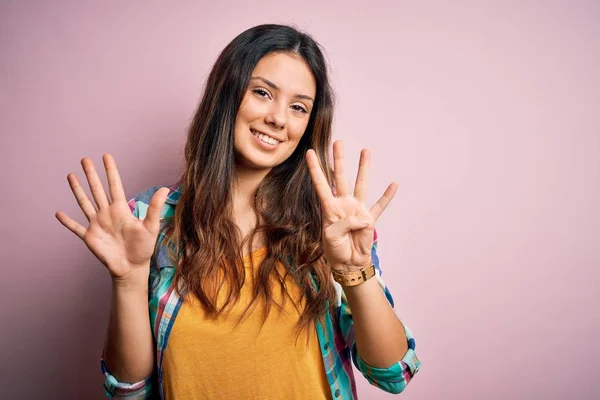 Ung Vacker Brunett Kvinna Bär Casual Färgglad Skjorta Står Över — Stockfoto