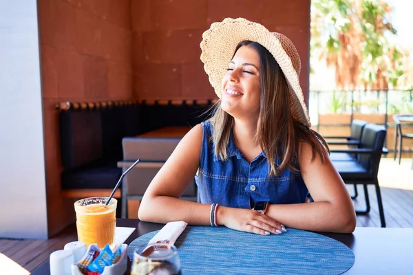 Junge Schöne Frau Sitzt Restaurant Und Genießt Den Sommerurlaub — Stockfoto