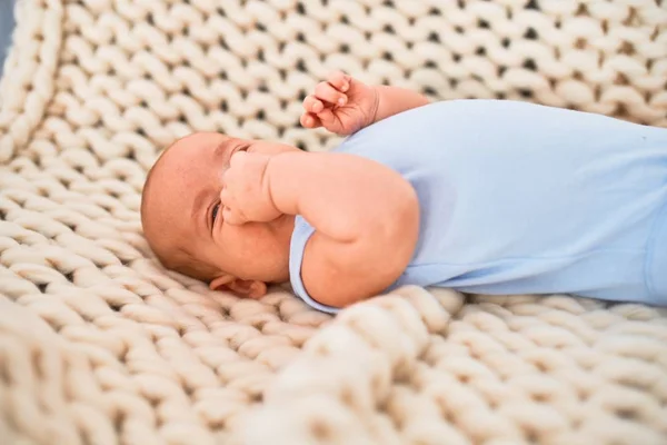 可爱的婴儿躺在沙发上 盖在家里的毛毯上 新生儿放松和舒适的休息 — 图库照片