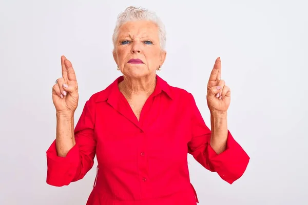 Eine Ältere Grauhaarige Frau Rotem Lässigem Hemd Steht Vor Isoliertem — Stockfoto