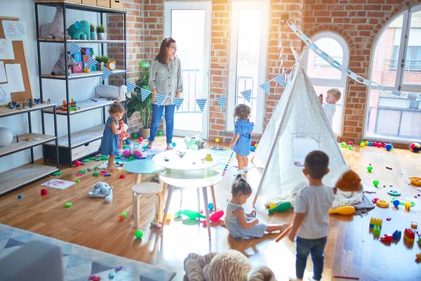 Schöne Lehrerin Und Kleinkindgruppe Spielen Kindergarten Viel Spielzeug — Stockfoto