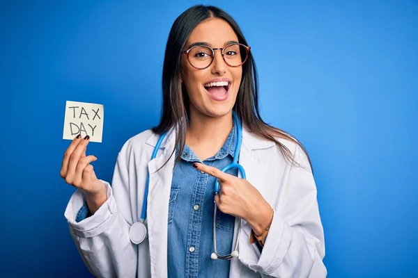 Young Doctor Woman Wearing Stethoscope Holding Paper Tax Day Message — 图库照片