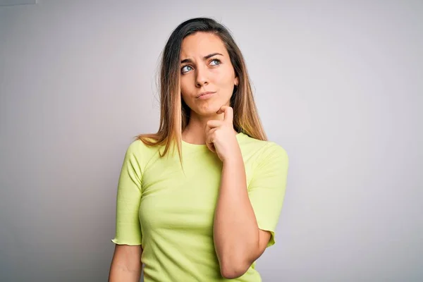 Mooie Blonde Vrouw Met Blauwe Ogen Met Groen Casual Shirt — Stockfoto