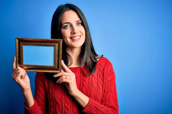 Young Brunette Woman Blue Eyes Holding Empty Photography Frame Blue — Stock Photo, Image