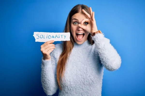 Joven Hermosa Pelirroja Sosteniendo Papel Con Mensaje Solidaridad Sobre Fondo —  Fotos de Stock