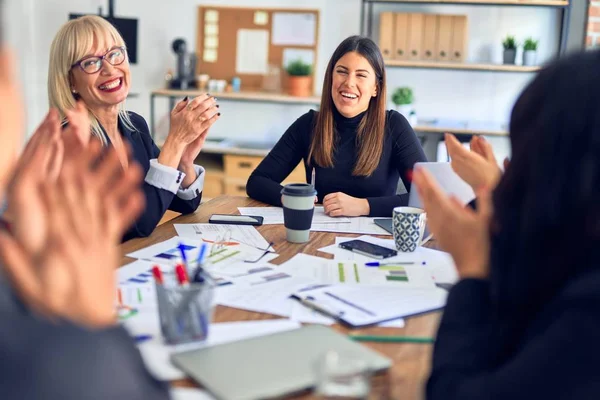 Gruppe Von Geschäftsleuten Die Glücklich Und Zuversichtlich Lächeln Arbeit Mit — Stockfoto