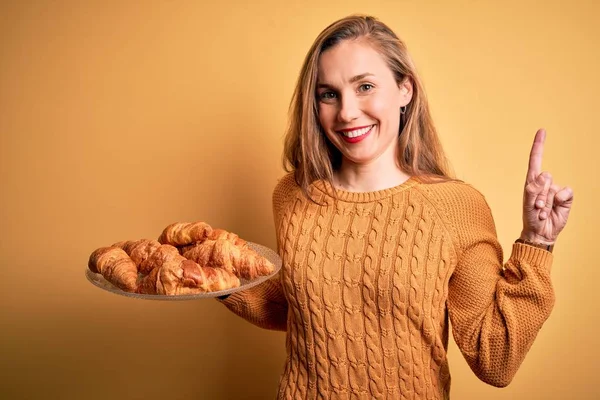 Jovem Bela Mulher Loira Segurando Prato Com Croissants Sobre Fundo — Fotografia de Stock