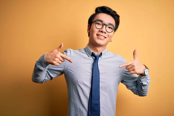 Jeune Homme Affaires Chinois Beau Portant Des Lunettes Cravate Sur — Photo