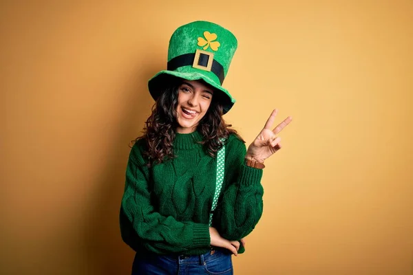 Beautiful Curly Hair Woman Wearing Green Hat Clover Celebrating Saint — Stock Photo, Image