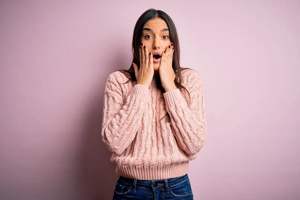 Jong Mooi Brunette Vrouw Dragen Casual Trui Geïsoleerde Roze Achtergrond — Stockfoto