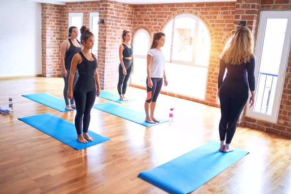 Joven Hermoso Grupo Deportistas Practicando Yoga Entrenador Enseñanza Montaña Pose — Foto de Stock