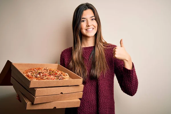 Giovane Bella Ragazza Che Tiene Scatole Consegna Con Pizza Italiana — Foto Stock