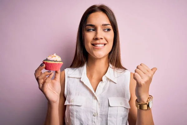 Young Beautiful Brunette Woman Eating Chocolate Cupcake Isolated Pink Background — ストック写真