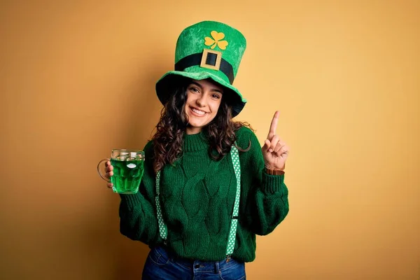 Bella Donna Capelli Ricci Indossa Cappello Bere Vaso Bevanda Verde — Foto Stock