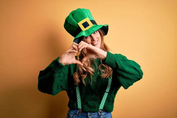 Beautiful Brunette Woman Wearing Green Hat Clover Celebrating Saint Patricks — 图库照片