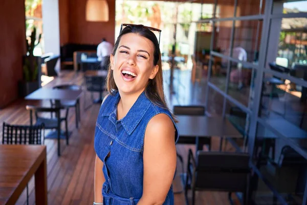 Joven Hermosa Mujer Sonriendo Feliz Positivo Interior Del Complejo Hotelero — Foto de Stock