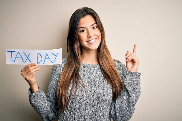 Jeune Belle Fille Tenant Papier Avec Message Journée Impôt Debout — Photo