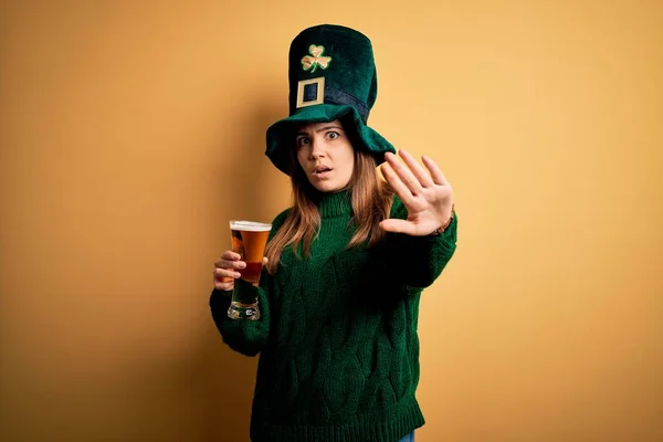 Joven Hermosa Mujer Con Sombrero Verde Beber Vaso Cerveza Santo —  Fotos de Stock