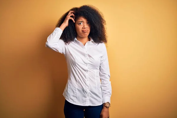 Young Beautiful African American Elegant Woman Afro Hair Standing Yellow — 스톡 사진