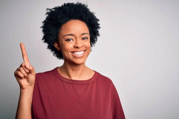 Jong Mooi Afrikaans Amerikaans Afro Vrouw Met Krullend Haar Dragen — Stockfoto