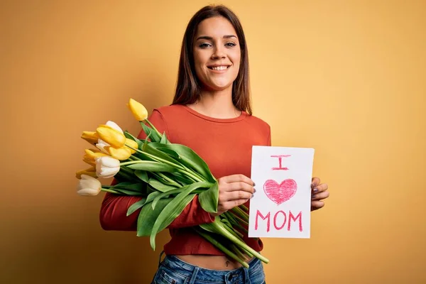 Hermosa Mujer Celebrando Día Las Madres Sosteniendo Mensaje Amor Mamá — Foto de Stock