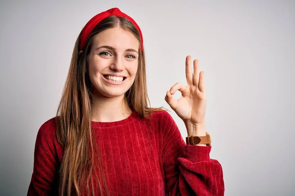 Mulher Ruiva Bonita Nova Vestindo Camisola Casual Vermelha Diadema Sobre — Fotografia de Stock