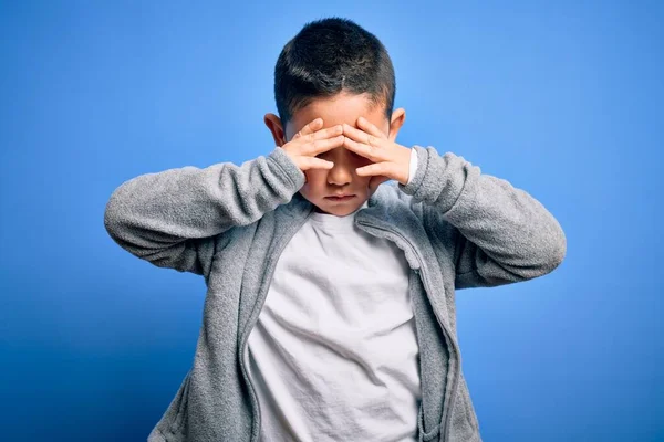 Jongetje Met Een Sporttrui Een Blauwe Geïsoleerde Achtergrond Die Hoofdpijn — Stockfoto