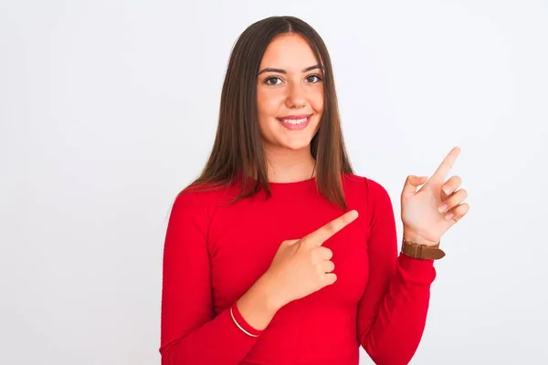 Junges Schönes Mädchen Rotem Lässigem Shirt Steht Lächelnd Vor Isoliertem — Stockfoto