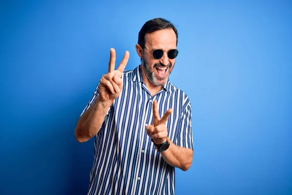 Mann Mittleren Alters Mit Gestreiftem Hemd Und Sonnenbrille Über Isoliertem — Stockfoto