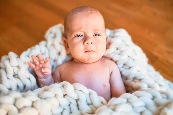 可爱的婴儿躺在地板上 盖在家里的毯子上 新生儿的哭声 — 图库照片