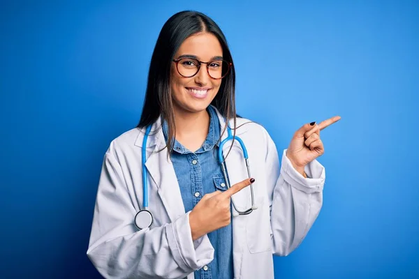 Young Beautiful Doctor Woman Wearing Stethoscope Glasses Blue Background Smiling — Stok fotoğraf