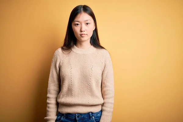 Jeune Belle Femme Asiatique Portant Pull Décontracté Sur Fond Jaune — Photo