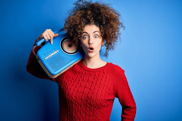 Young Beautiful Woman Curly Hair Piercing Listening Music Using Vintage — Stock Photo, Image