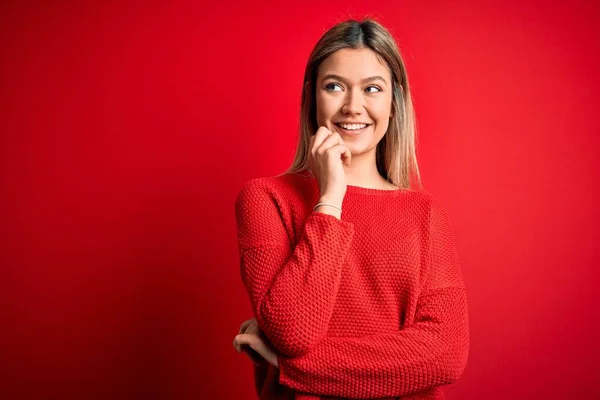 Jonge Mooie Blonde Vrouw Draagt Casual Trui Rood Geïsoleerde Achtergrond — Stockfoto