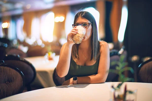 Jovem Mulher Bonita Beber Copo Café Sentado Restaurante — Fotografia de Stock