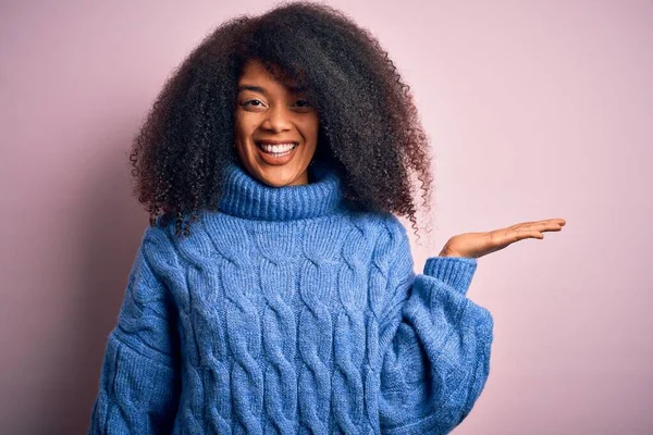 Joven Mujer Afroamericana Hermosa Con Pelo Afro Vistiendo Suéter Invierno —  Fotos de Stock