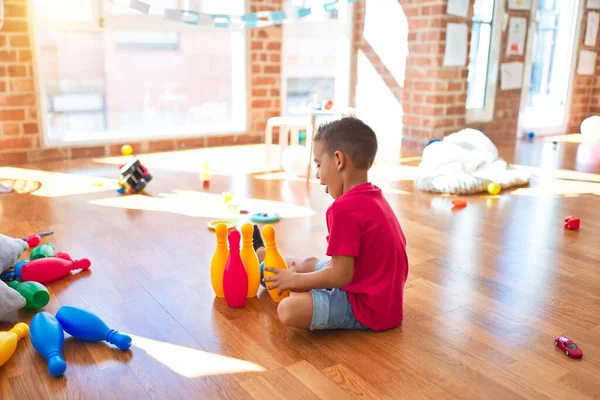 Entzückendes Kleinkind Beim Kegeln Jede Menge Spielzeug Kindergarten — Stockfoto