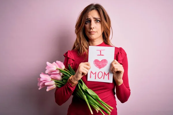 Beautiful Brunette Woman Holding Love Mom Message Tulips Celebrating Mothers — Stock Photo, Image