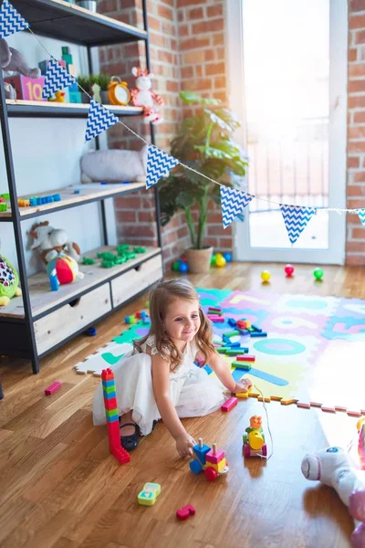 Entzückendes Blondes Kleinkind Spielt Kindergarten Mit Zug Spielzeug Jede Menge — Stockfoto